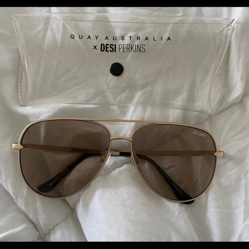 Desi x Quay Sahara High Key Matte Gold